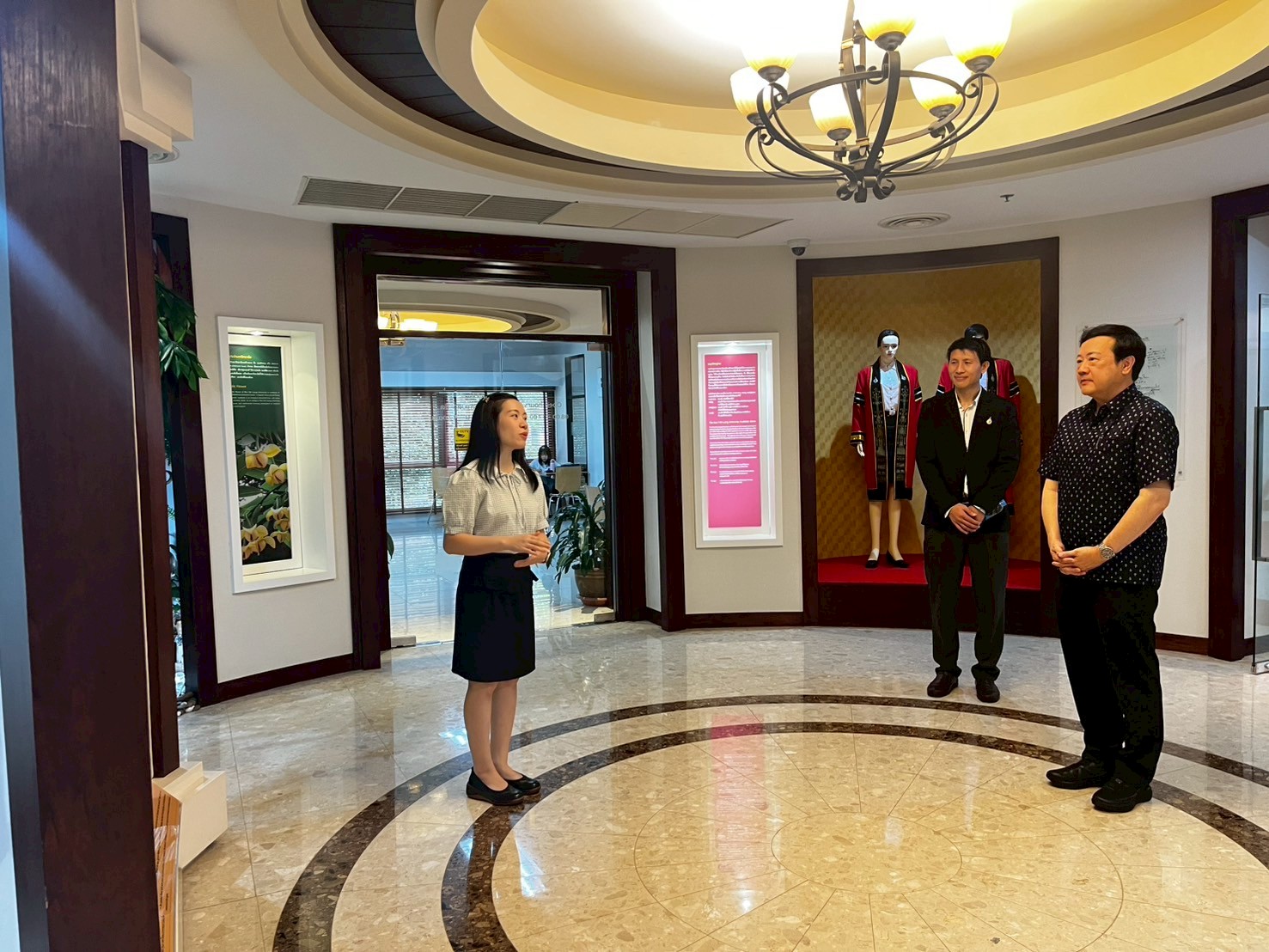 ศูนย์บรรณสารฯ ต้อนรับกรรมการสภาหอการค้า ในกิจกรรมโครงการทูตเยาวชน ไทย-จีน ในการชมหอประวัติ มฟล.