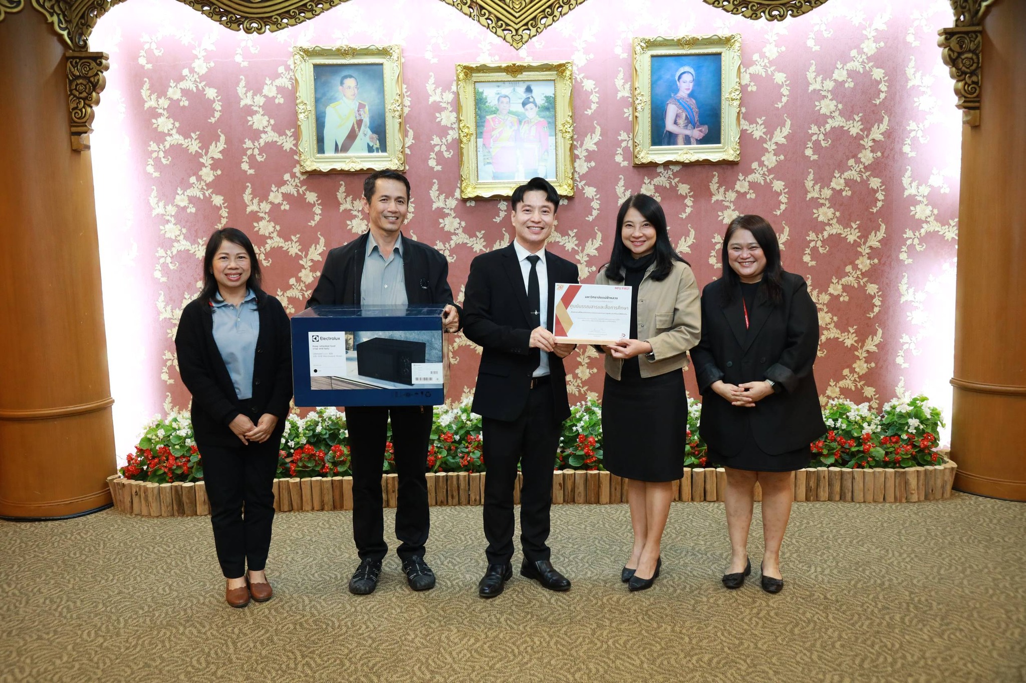  ศูนย์บรรณสารฯ ได้รับใบประกาศเกียรติคุณ ในฐานะหน่วยงานที่มีบุคลากรให้ความร่วมมือในการตอบแบบสอบถามความผูกพันต่อองค์กรในระดับดีเยี่ยม ประจำปีงบประมาณ 2568