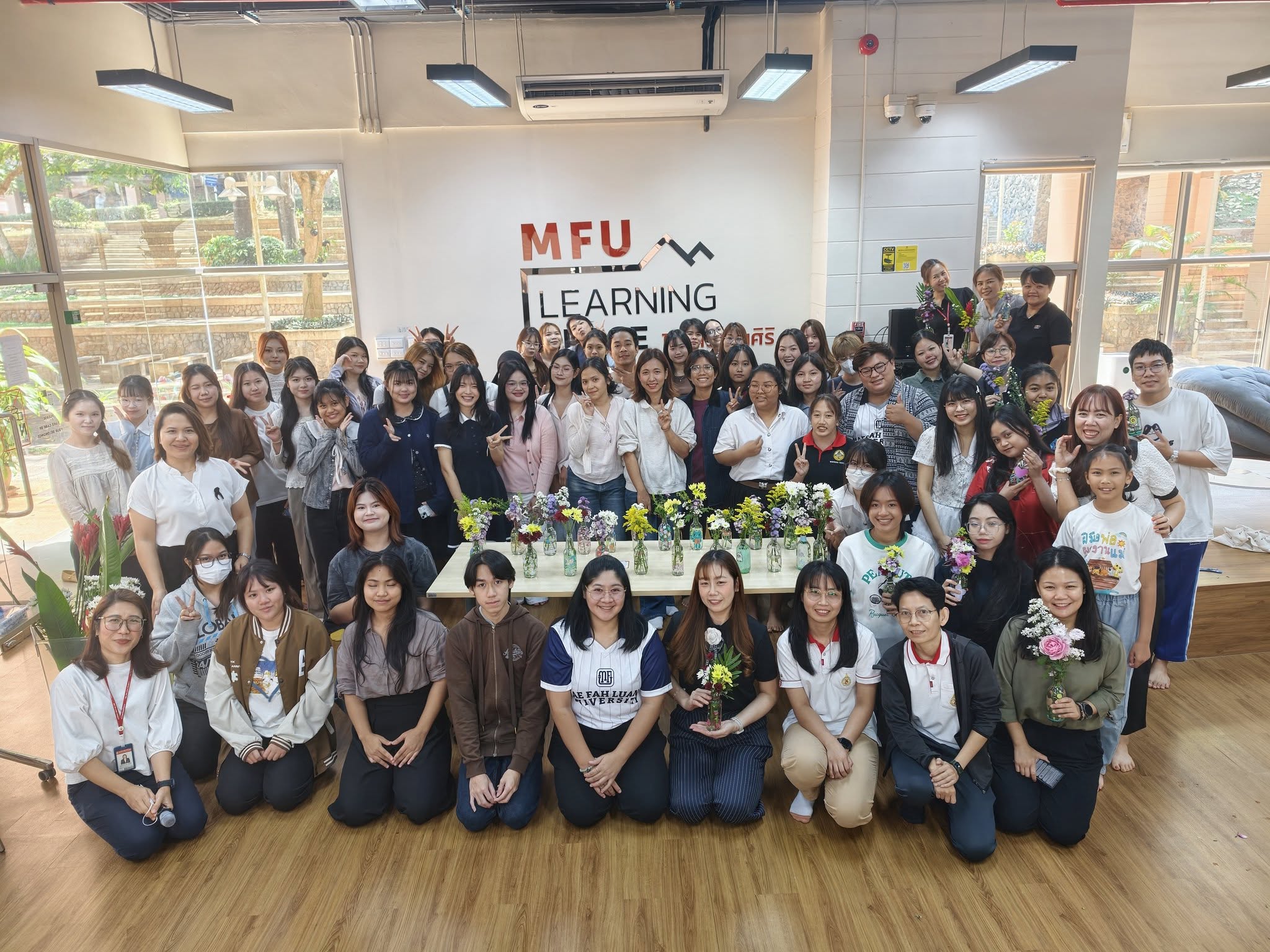 ศูนย์บรรณสารฯ ร่วมกับสำนักงานให้คำปรึกษาฯ มฟล. จัดกิจกรรมเพ้นท์แจกันรีไซเคิลและจัดดอกไม้โคริงกะ เสริมสร้างความสุขทางใจ