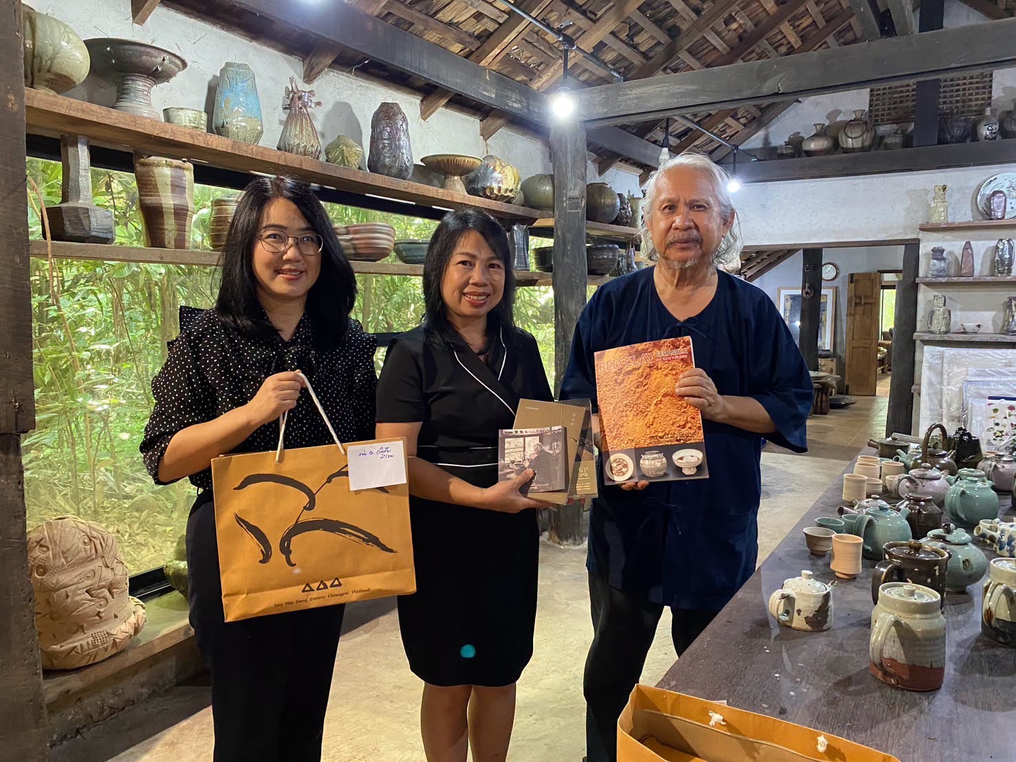 ศูนย์บรรณสารฯ รับมอบหนังสืออันทรงคุณค่าจาก “อาจารย์สมลักษณ์ ปันติบุญ” ศิลปินแห่งชาติ เพื่อประโยชน์ทางการศึกษา