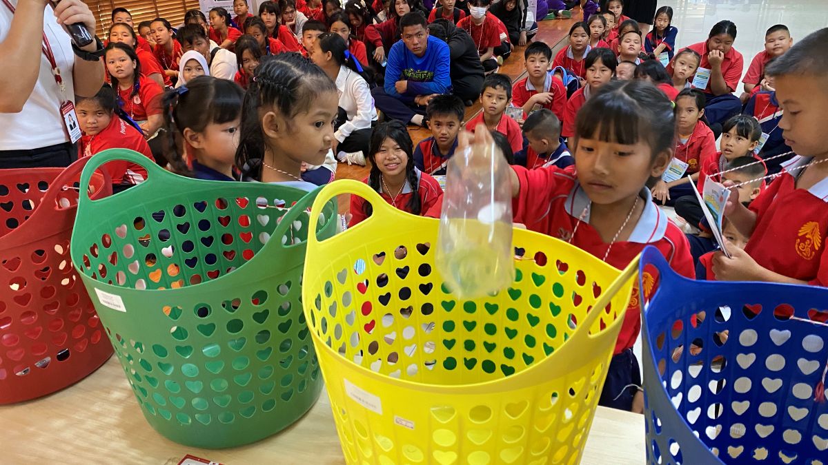 ศูนย์บรรณสารฯ จัดกิจกรรม “ทิ้งอะไร...ลงถังไหนดี” ปลูกจิตสำนึกเยาวชนเรื่องการคัดแยกขยะ ในงานสัปดาห์วิทยาศาสตร์แห่งชาติ 2568